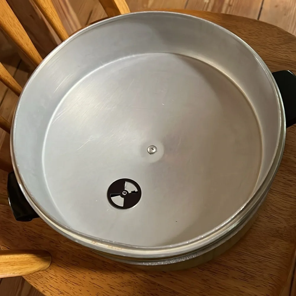 Vintage Wear Ever Avocado Green and Black Retro Cookware Pot 5qt